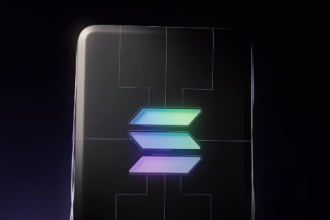 Un dispositivo electrónico con el logo de la red Solana.
